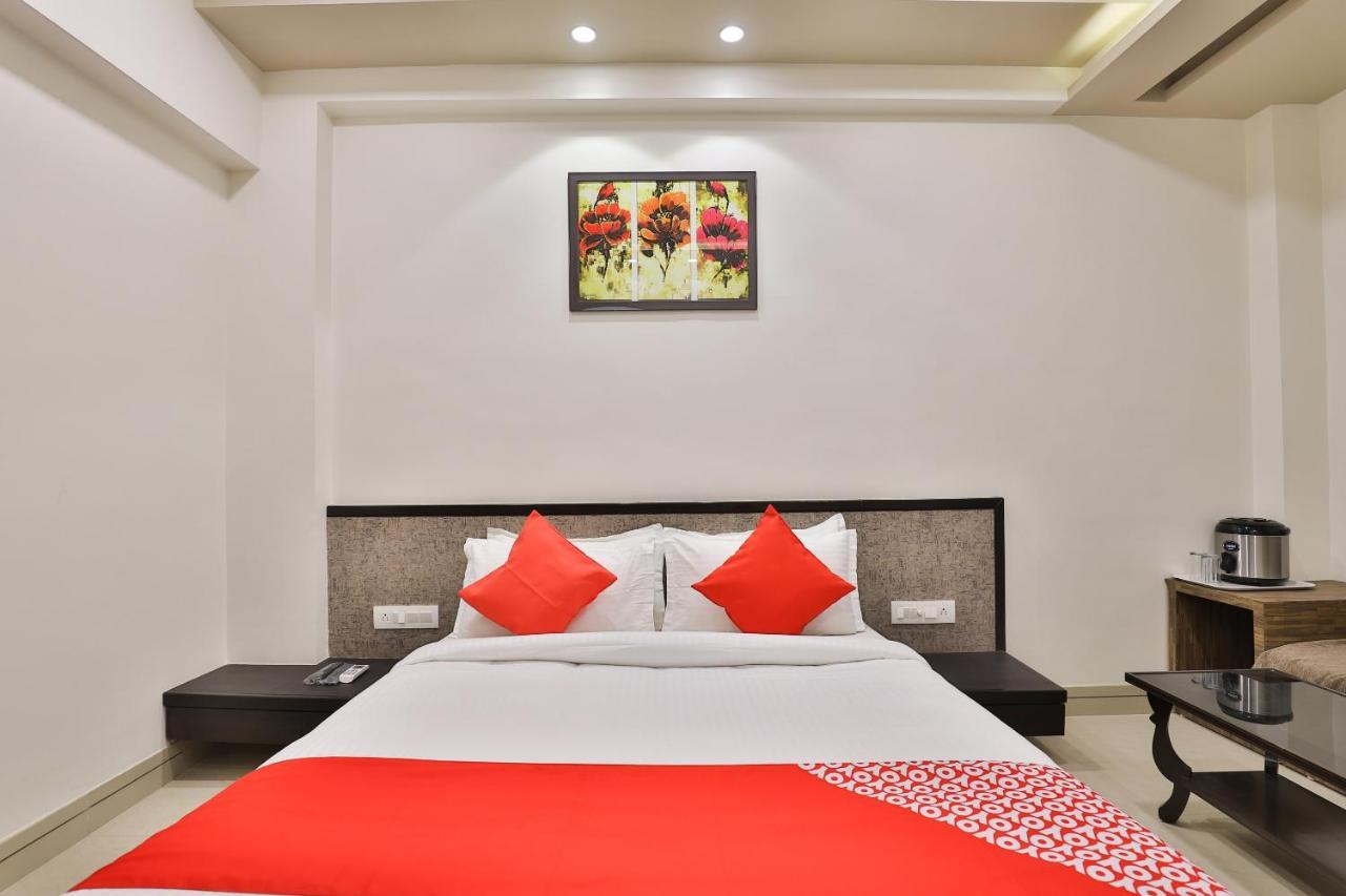 Oyo 23289 Hotel Anmol Palace Ahmedabad Buitenkant foto