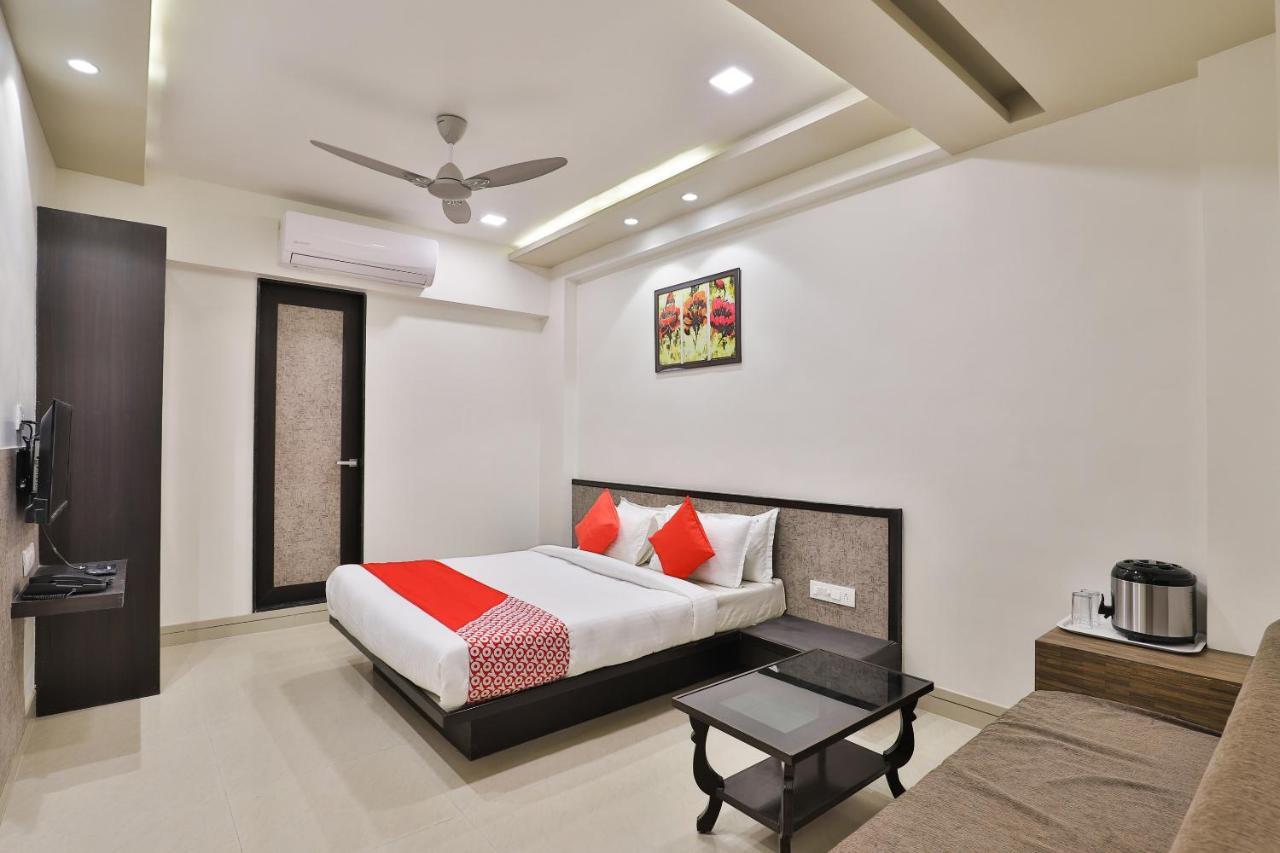 Oyo 23289 Hotel Anmol Palace Ahmedabad Buitenkant foto