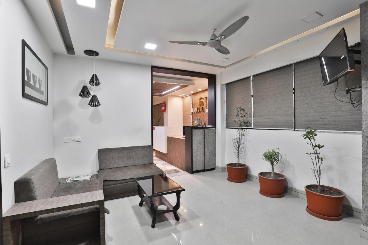 Oyo 23289 Hotel Anmol Palace Ahmedabad Buitenkant foto